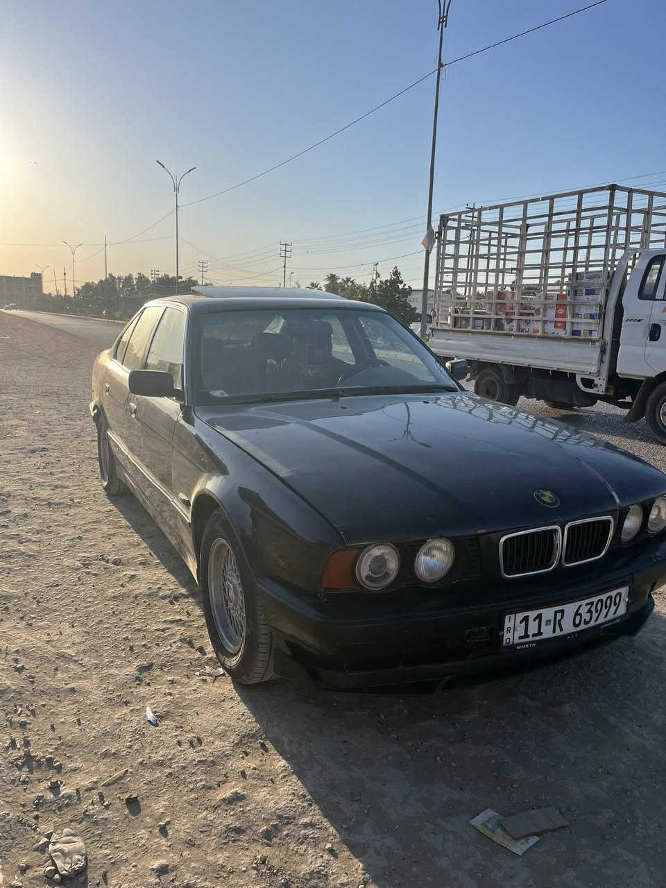 السلام عليكم
BMW 525   موديل 1991 اصل بليته 
بيه مكينه 20 مسكر فانوس 
رقم بغداد جديد 
بدون حادث 
جاهزه 
مكان بابل  شارع كورنيش 
الرقم *********** 
السعر 55 وبيه مجال
