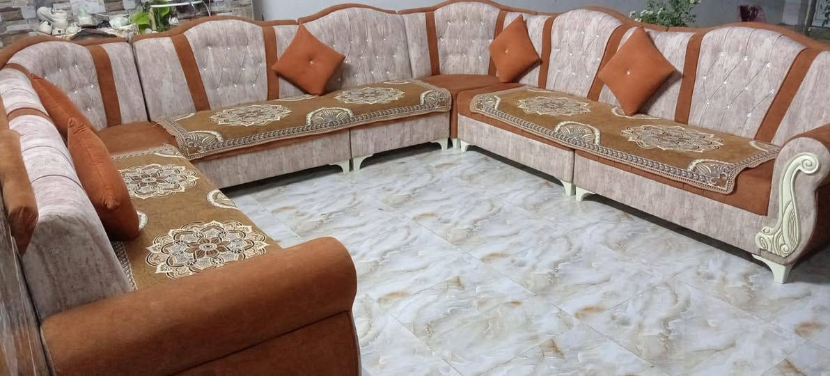 ديوان خشب عراقي شرط نطيف حيل متر 12 شرط سعرها  مناسب رقم ***********
