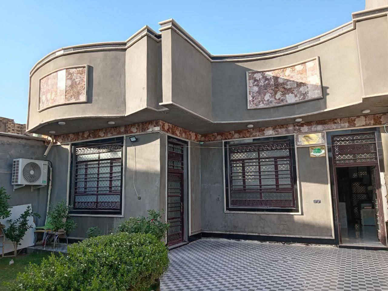 السلام عليكم
بيت للبيع مساحة 250م بناء حديث ، واجهه10، نزال25،طابو زراعي سند 25 
الإستقبال ٦ونص ×٤ صافي 
المطبخ ٥ونص ×٤ البارد والحار ٤×٢ 
الكلدور ٩ ×٤ 
مجمع صحيات 
غرفتين نوم 
غرفه ٥ونص×٤ + غرفه ٥×٤ 
كراج ٩×٣ + حديقه
السعر 140 وبي مجال 
العنوان:شارع100 شارع شريفه الجديد الرابط بين ش80 و100مال كربلاء
الاتصال على الرقم ***********
