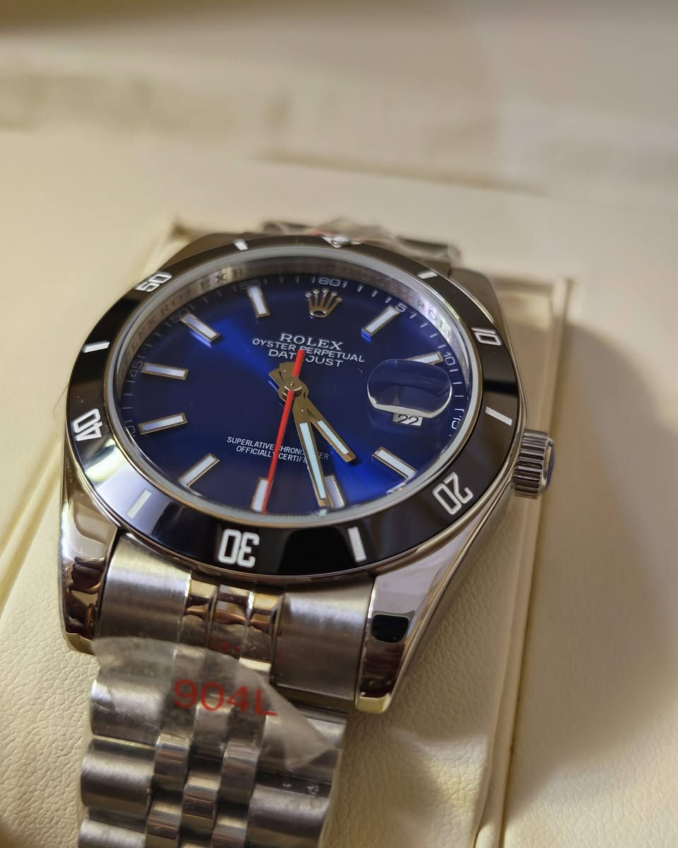 يا الله
شباب سعر جدا مناسب
ساعة رولكس ديت جست (Rolex Datejust) ذات مينا أزرق وإطار أسود، وهي موضوعة داخل علبتها الخاصة.العلامة التجارية: رولكس (Rolex).الموديل: ديت جست (Datejust)، وغالبًا ما تأتي بتصاميم مخصصة أو عالية الجودة.المميزات: قد تتميز بمينا أزرق، زجاج زفير، وآلية عمل أوتوماتيكية. 
***********
