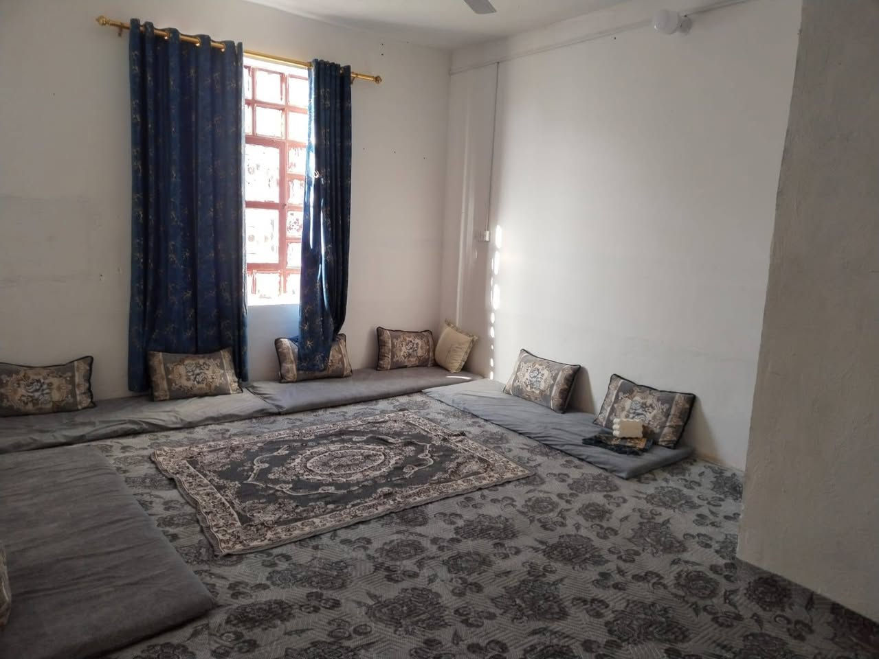 السلام عليكم بيت للبيع في منطقه الثمانيه البيت مكون من غرفتين وهول ومطبخ وصحيات داخل وخارج البيت كامل ماناقصه بس سيراميك للمطبخ السعر 30 مليون للأتصال *********** ملاحظه ( البيت غير طابو )
