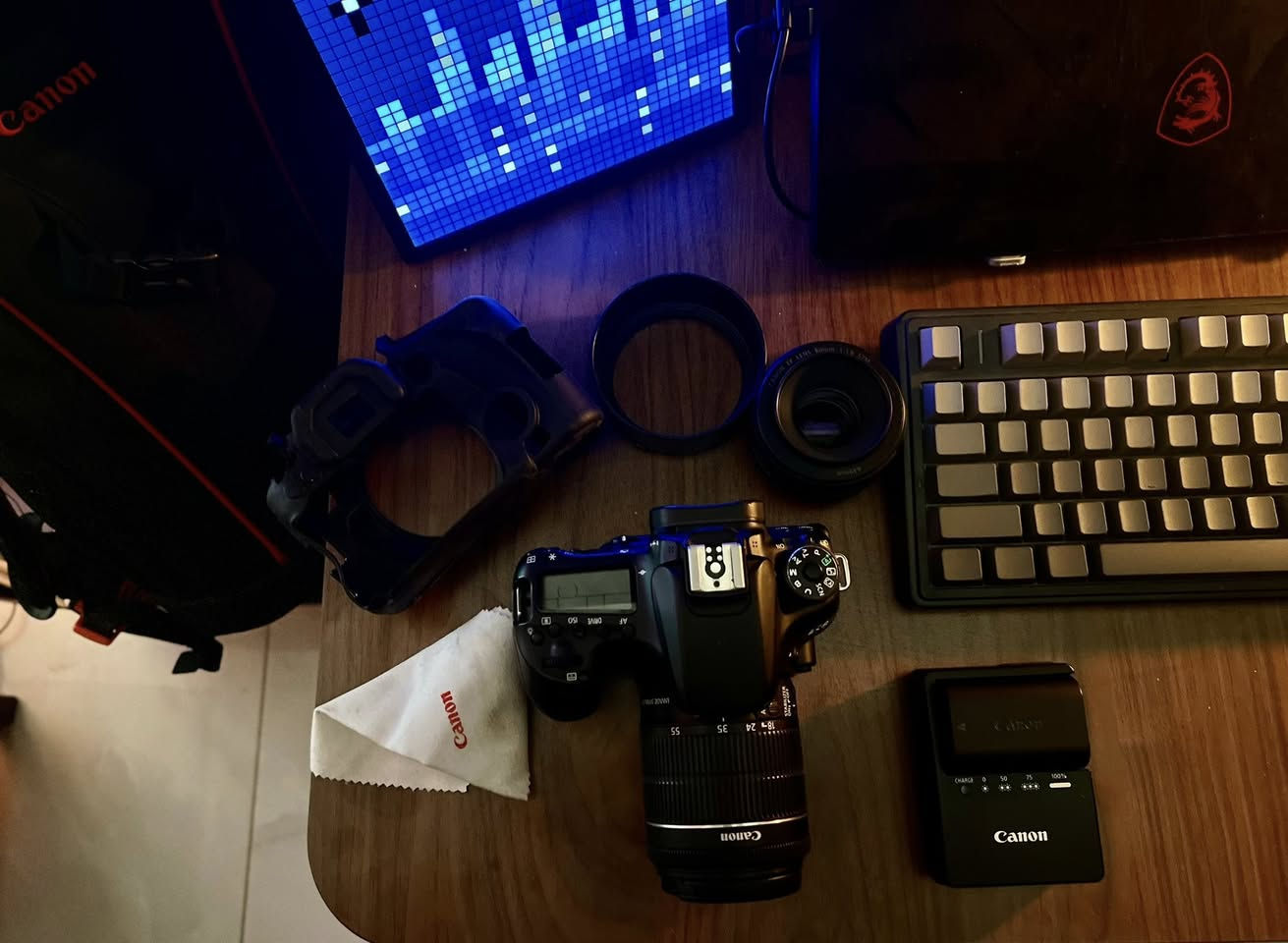 للبيع Canon 70D جديدة (شتر 10k)
:
 ✅• عدسة Canon 18–55mm 2.8f
 ✅• عدسة Canon 50mm f/1.8 STM
 • جنطة Canon و عدة تنظيف
ملحقاتها كامله واصلية
 • رام 64GB

كاميرا غنية عن التعريف 
 سنسر APS-C CMOS (22.5 × 15 مم))
فيديو Full HD 1080p
شاشة متحركة و لمس
Wi-Fi وبيها

السعر 640الف ✅
والسعر بي مجال للطيبين 
***********
راسلني وتدلل
