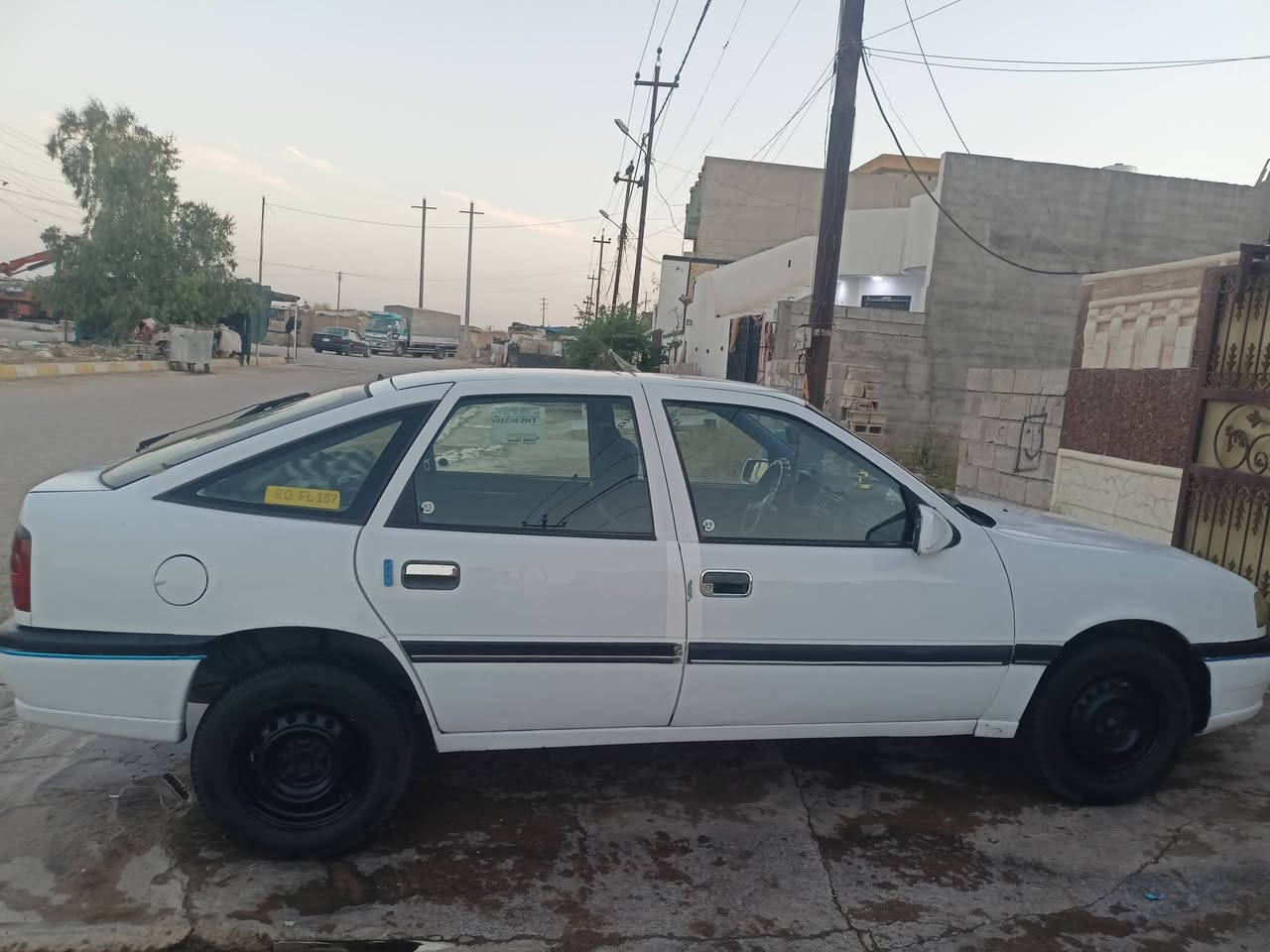 فكترا موديل 93 كير اوتوماتيك
كير محرك بالشرط  ترهم مراووووس حسب القناعه

لاصبغ ولا ضربه 

السياره جديده 

كله بلادي 

رقم ديالى 

دفتر بانزين بيها 

السياره كامله  تخم تاير جديد 

العنوان كركوك 

***********
