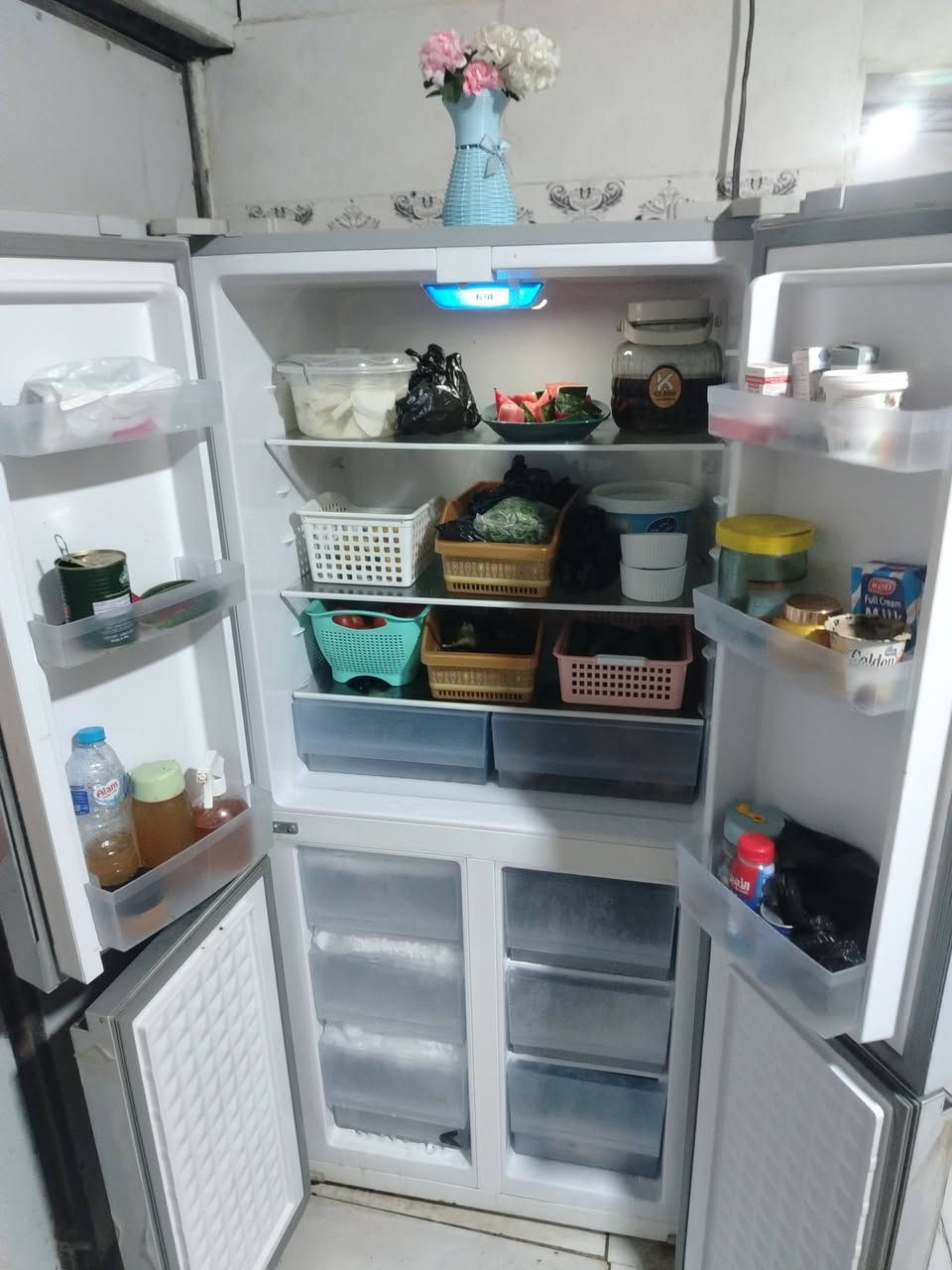 ثلاجه نوع جنرال برافو نوعية جيده ونظام تبريد وتجميد بسعر 600 وبيها مجال انا مكلف بالنشر فقط الثلاجه والدي هذا الرقم *********** المكان الجبيلة نهاية شارع السايلو
