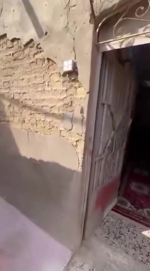 سلام عليكم بيت للبيع( طابو صرف )
الموقع شارع لطفي قرب حسينيه ام البنين 
المساحه 66 متر 
يتكون من غرفتين وصاله ومطبخ وحمام داخلي وحمام خارجي 
الاستفسار عن السعر وباقي تفاصيل اتصال على الرقم ***********
