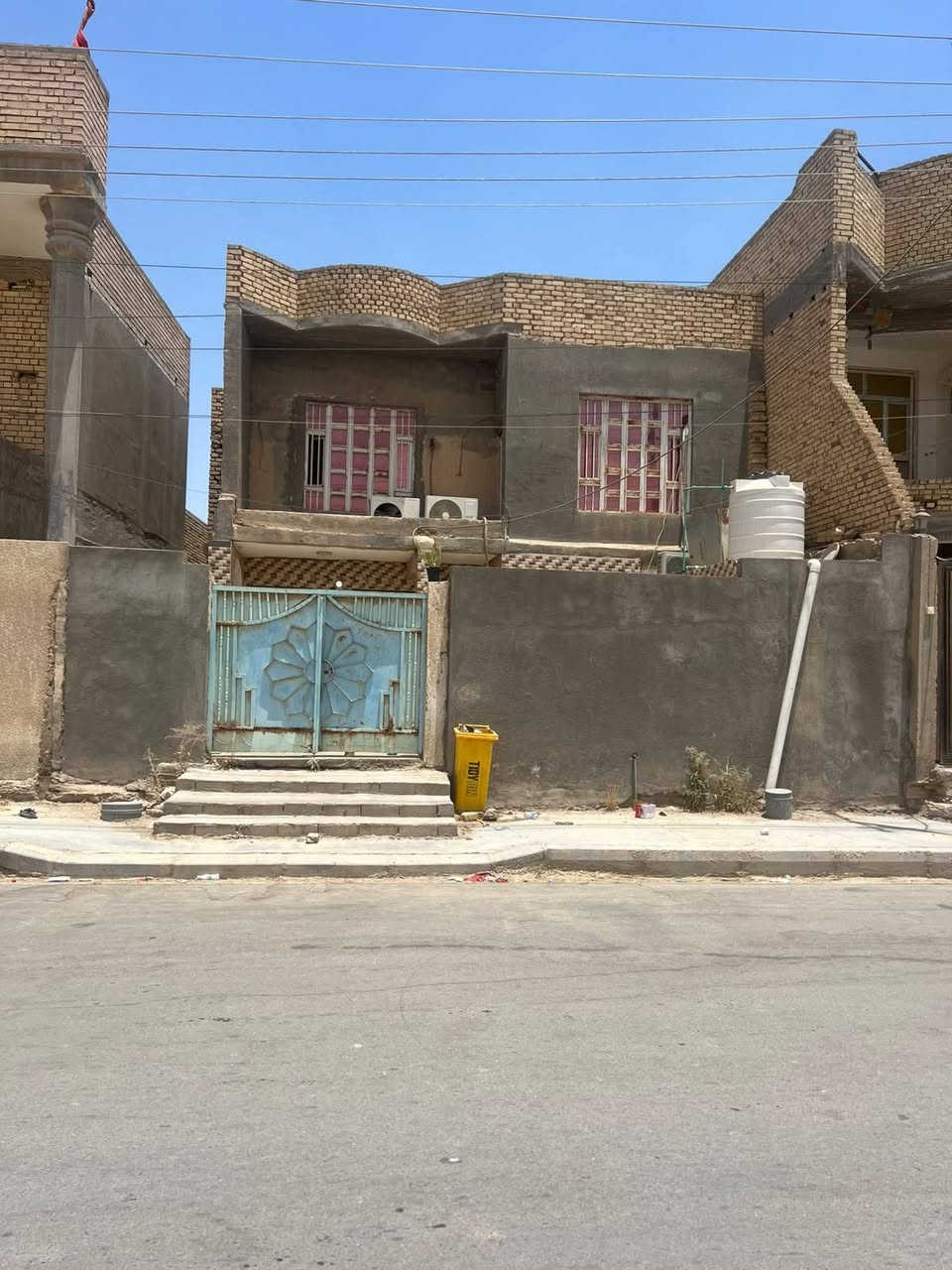 السلام عليكم بيت للبيع ٢٠٠ حي الاعلام شار السايدين شارع ال زاجي ثلاث بيت طابقين صب كونكريت  ارضيه مرمر سيارميك كله جديد تفاصيل البيت
السلام عليكم بيت للبيع
المساحة : ٢٠٠ متر 
العنوان : حي الاعلام شارع السايدين شارع ال زاجي 
 بيت طابقين صب كونكريت  الارضيه مرمر و سيراميك كله جديد .
تفاصيل البيت 
الطابق الاول غرفتين صاله استقبال ومطبخ وصحيات داخليه واخارجيه 
الطابق الثاني ثلاث غرف نوم وصاله وسطح مربع ودرج للطابق الثالث  
للاستفسار اكثر  *********** او واتساب
