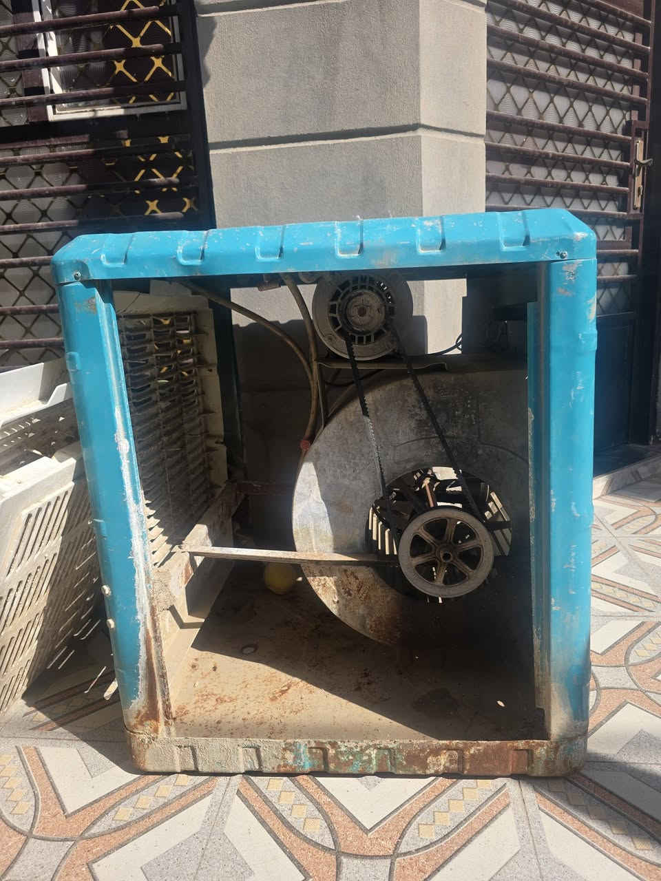 سلام عليكم 
مبردة حجم كبير ماطور جديد بس الحوض مثقوب يرادلهة واحد جديد السعر ٥٠ 
براد شركة ازل اخو الجديد وعلى الفحص حار وبارد وثلاجة بي السعر ٩٠ وبي مجال 
للاستفسار واتساب ***********
