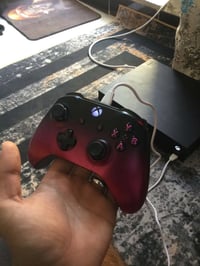 للبيع xbox one x 1T مفتوح للتنظيف  وبي حسابات ضمان مدى الحياة ناسي رمو...