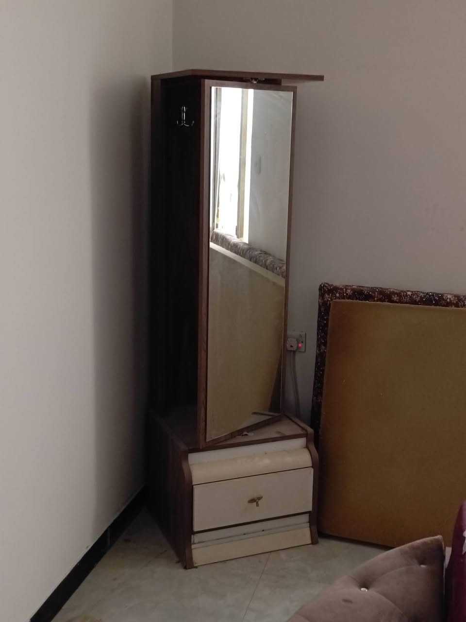 غرفة نوم تركية درجة اولى ثقيلة اخذتها ب 1700 دولار .. ابيع ب 600 الف و بيها مجال
الغزالية ***********
الصور مو واضحة لان الغرفة هوسة متروكة بالواقع احلى و الكنتور سلايد انارة مخفية
