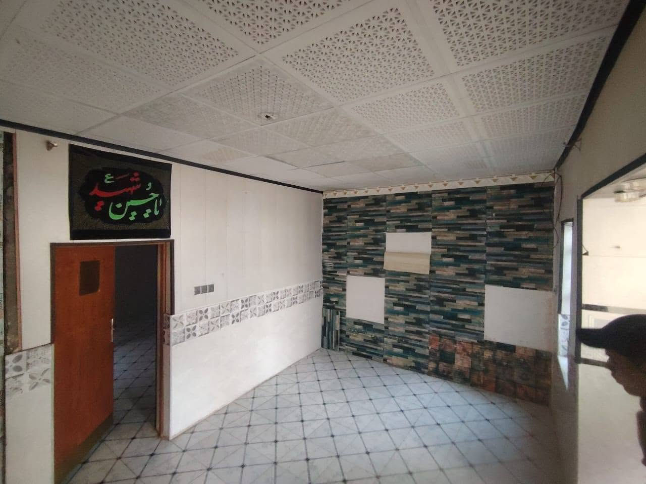 سلام عليكم  بيت  100 متر غرفه وصاله ومطبخ وستقبال  البيت  جاهز من كل شي سيراميك سقوف  مي كهرباء امسجل بلديه قرار محكمه  شارع المطار الجديد  حي صدر الثالث قريب على اسواق فدك  السعر 22 وبي مجال  مكتب الصدرين  ***********
