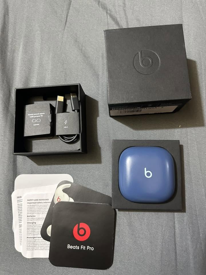 للبيع سماعة Beats Fit Pro بحالة ممتازة، بدون مشاكل فنية، الصوت قوي ونقي جداً، والبطارية تعمل بكفاءة عالية.

✅ المواصفات:

* إلغاء ضوضاء نشط (ANC)
* وضع الشفافية (Transparency Mode)
* صوت محيطي Spatial Audio
* مقاومة للعرق والماء (IPX4)
* تثبيت ممتاز أثناء المشي والرياضة
* اتصال سريع ومستقر عبر Bluetooth
* بطارية تدوم لساعات طويلة
* تدعم أجهزة iPhone و Android

📦 المرفقات:

* العلبة الأصلية
* كيبل الشحن USB-C
* أغطية أذن إضافية (Ear Tips)
* الكتيبات الأصلية

🔹 الحالة الخارجية: 90%
🔹 اللون: أزرق
🔹 سبب البيع: لا أستخدمها كثيراً

💰 السعر: 200 الف دينار عراقي 
📞للاتصال: ***********
📍الموقع: بغداد
( غير متوفر ماسنجر، فقط اتصال على الرقم )
