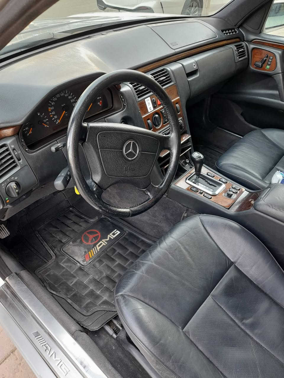 موديل ١٩٩٦ سياره جاهزه محرك ٣٢٠ عدل  نقصها السلايد والبرده الخلفيه  السعر ٩٠ ورقه  الاتصال على رقم *********** سرمد السياره صبغ عام بدون حادث
