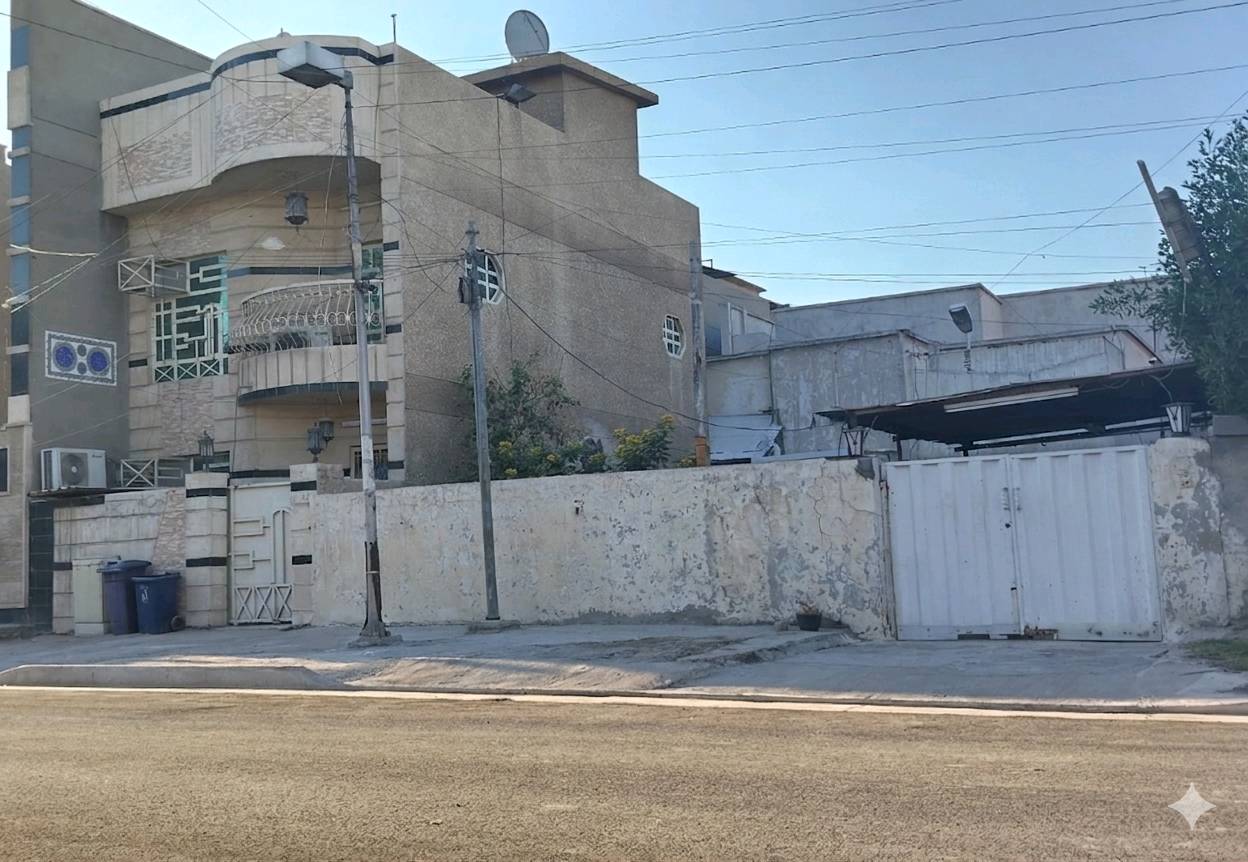 السلام عليكم
دار مساحة 325.5م واجهة 10م ونزال 32.5م
في شارع فلسطين حي الادريسي قريب من ساحة بيروت جداا
المنطقة مبلطة جديد شارع عريض ورصيف 4 م
يباع كامل او نصفين حسب الطلب
البيع مباشر مع صاحب العقار
للاستفسار 
***********