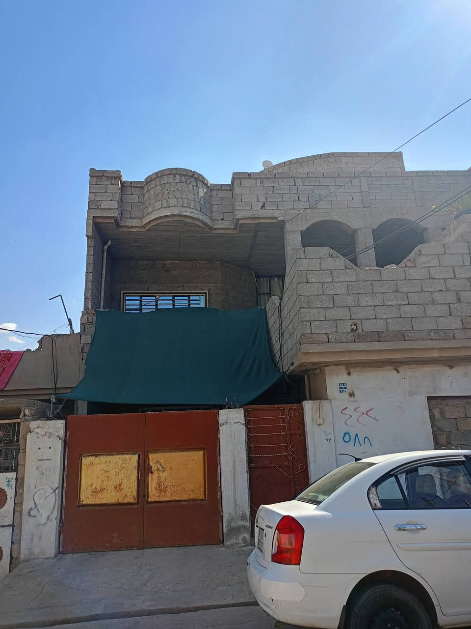 بيت هيكل للبيع في حي النهضة 
المساهة 200 متر واجها 10 عمق 20 طابقين زراعه وصل بلدية خدمات ماء كهرباء وتبليط البيت يصلح للسكن كامل كهربائية ومجاري وابواب وشبابيك والطابق الثاني مصفوف كاشي 
الطابق الاول يحتوي على استقبال 5×4 ومطبخ 5×4 وهول 4×4 وغرفه نوم 3×4 وغرفة نوم 6×3.5 وحمام 3×3 وترك مربع 1×1 وترك ثاني متر حول البيت ومخزن 3×4 ودكان ودرج  خارجي 
الطابق الثاني يحتوي على غرفة نوم 5×4 و عرفة نوم 4×5 وغرفة نوم 6×4 وحمام 3×3 وهول 4×6 ومطبخ 3×3 و بيتونه 4×3 ودرج على البيتونه والسعر 85 وبي مجال  الاستفسار الاتصال على الرقم ***********
