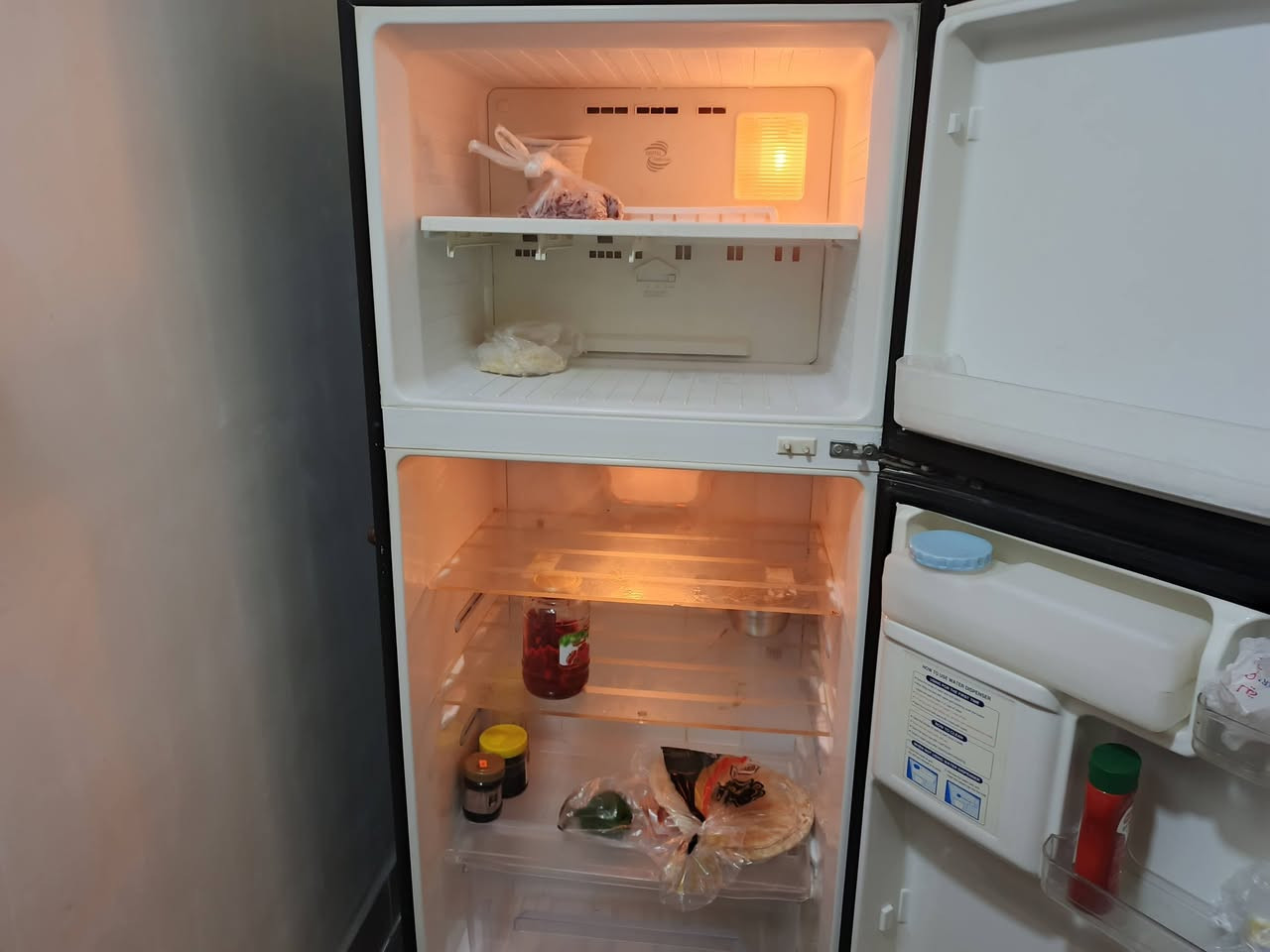 بيت كامل. نضيف. لا بيع لا اسباب سافر. الي كامل جديد غساله  ٢ فراش 1200  اصلي ايراني.  جديد لسا. بكيس . شاشه    جرتين غاز تخات  براد عدد ٢ شررط شغال  ٤ انسفانج تغط  جديد  الي بدو يتوصل ع رقم. *********** موجود بحركه عند بنك بحركه
