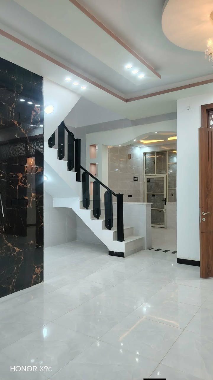 #150متر فول بخط لأول يعني مرحله اولئ 

لبيت يبعد عن شارع لعام 100متر تبليط لباب لبيت 
#طابو_زراعي_سند_25_نتصال***********
#عنوان_لبيت_نجف 
شارع مطار مقابل ملاحق قريه الغدير عمود 317
شغل جناي
شغل درجه آولى حقيقي 

اساس وسقف صب مركزي 
بناء طابوق 🧱 
غرفتين وصاله وستقبال ومطبخ وصحيات داخليه وخارجيه 
بيت جاهز مفتاح 🔑 

#يبعد_عن السوق مسافه بسيطه 
@#شارع تبليط وكافت الخدمات متوافره والكيات الباب البيت***********
