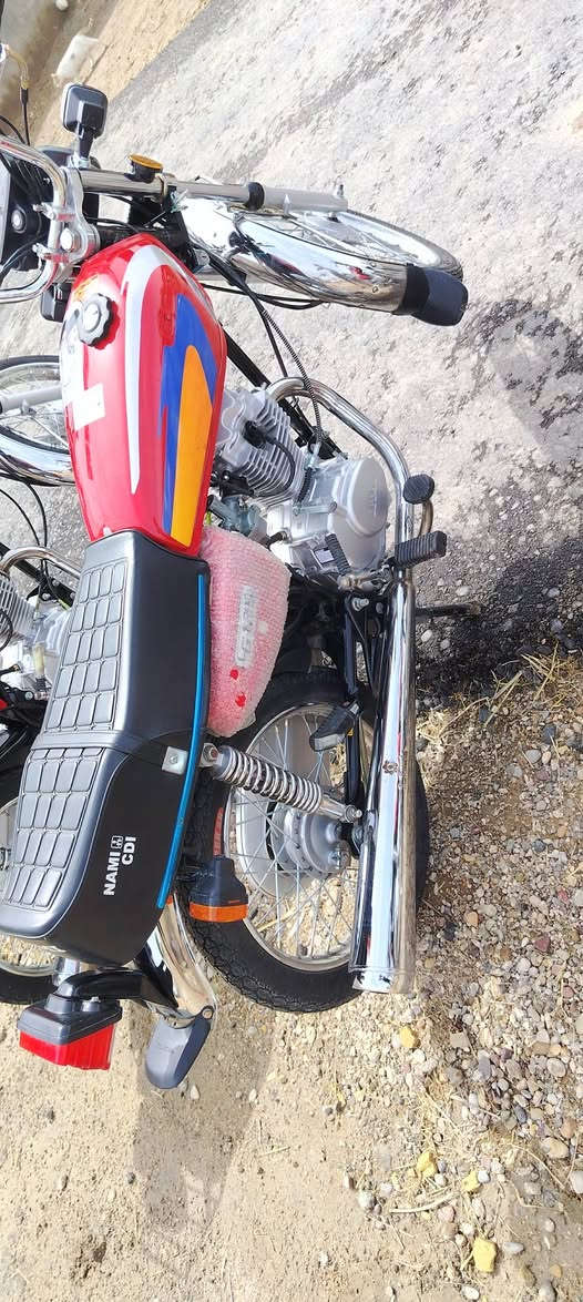 السلام عليكم دراجة للبيع نامه الاصلي شلامجه موديل 26 اوراق سكنر دراجة مكفوله كفاله عامه دراجة نضيفه وماماشيه المكان صدر المجر الشراي اتصل ودلل  ***********
