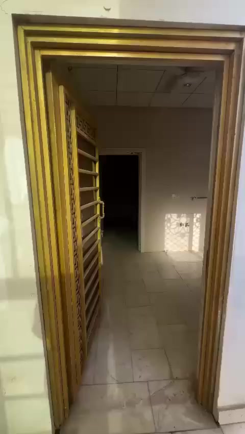 شقه للايجار طابق اول معزوله مساحته 100 متر في منطقه حي الاصدقاء بناء حديث تحتوي على غرفتين واستقبال ومطبخ وصحيات سعر الايجار 500 شامل الماء ولكهرباءتحتوي على سخان ماء + تانكي ماء + ماطور ماء + 
بوستر
هاتف***********
