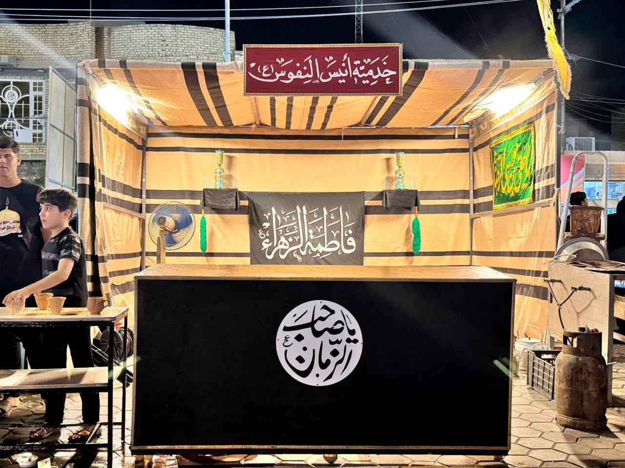 السلام عليكم
متوفرة خيمه قماش باكستاني لون أبيض 
(3×4)
العرض( 4)
النزال ( 3)
ارتفاع الچادر (2.75)
ارتفاع الحديد (2.50)
أيضاً متوفر رفوف داخليه ضمن الخيمة متحركه غير ثابته 
ملحقات الخيمة فقط(چادر قطعتين سقف +جانب +(ميز خشب الطول (2)متر +ميز ماء )
ملاحضه الخيمة اول نصبه الها فقط في شهر محرم الحرام العشره الأولى (10)أيام تم نصبها لا اكثر 
السعر 500 المكان واسط الكوت خاجية شارع 40متوفر واتساب ***********
