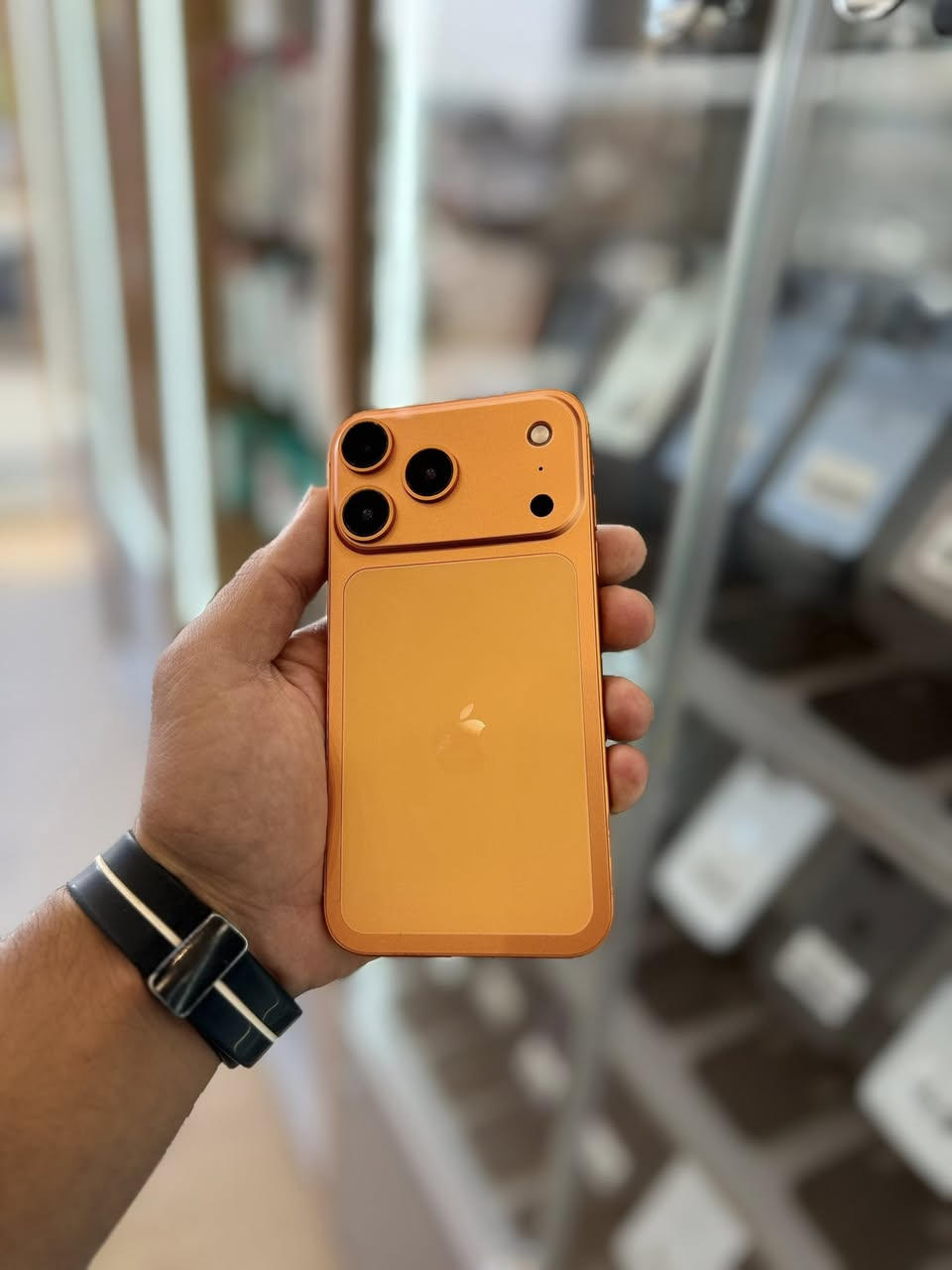 سلام عليكوم ايفون XR امحور ١٧ بس امبدل باتري ذاكره ١٢٨ بطاريه ١٠٠ كولشي شغال ولا شخطه بيهه كولش نضيف سعرهه كولش حلو و جوه السوك فقط بيع 
السعر ٢٣٠ 
للحجز واتس اب او تليفون ☎️ 
*********** 
مكان بغدادزيونه
