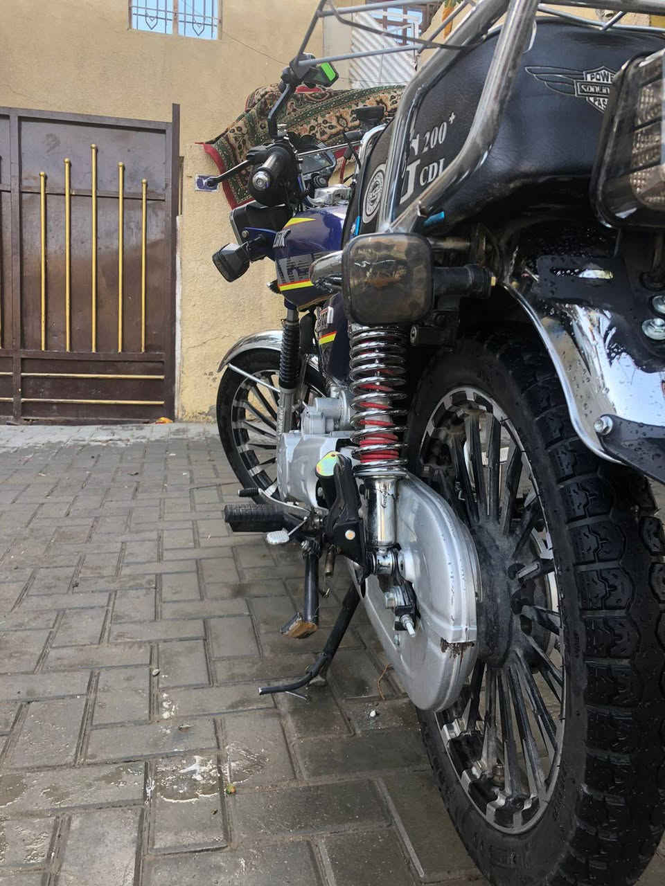 السلام عليكم سونك 2025 جديده محرك 200cc الدراجه مكفوله. نقصه دواسه مال رجل طكت وبس  نضيفه تجي تفحص وتطلع السعر 800 وبيه مجال  
العنوان تقاطع درويش 
للتصال ***********
***********
