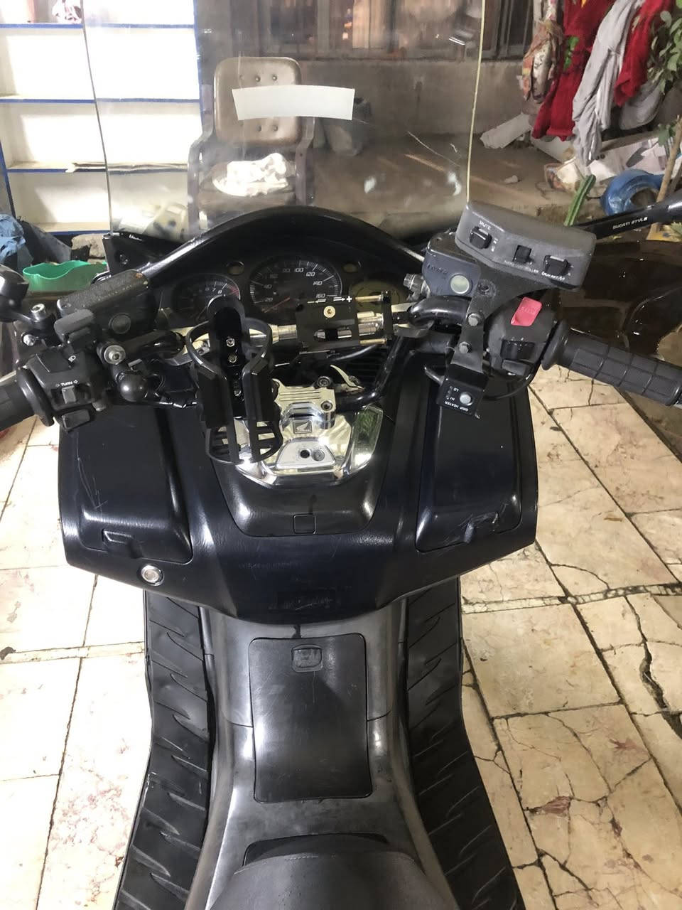 السلام عليكم للبيع
سلفر ونج 600 ✈️ 

الدراجه فول مواصفات 
بيه غراض كدام عينكم هواي
بيه ملاحضات بسيطه الدشبول بي كسر خفيف من يم الجمجه وشخوط بسيطه
الدراجه مكفوله كفاله عامه 
العنوان شارع فلسطين 
*********** 
متواجد واتساب ❤️
