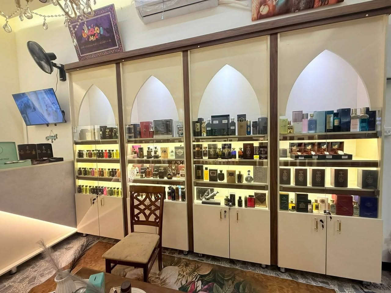 السلام عليكم فاترينات مع رسبشنتصلح كاًثاث صيدليه اومحل عطور او كوزمتك المواد درجة اولى مع العمل توصاة وليس سوكي استعمال شهر واحد للمعلومات الاتصال***********
