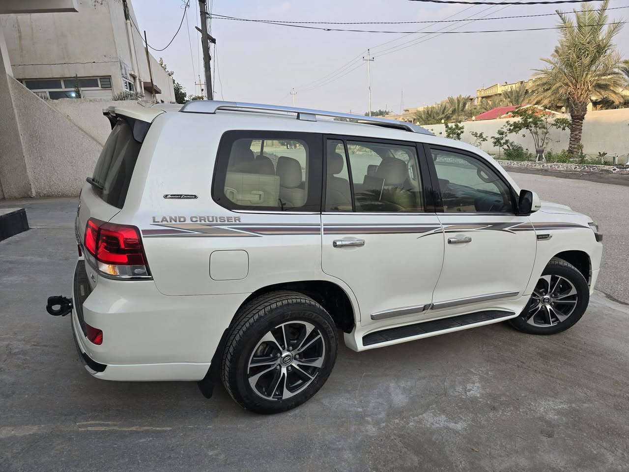 للبيع لاندكروز موديل 2020 ساز  

جديدة بمعنى كلمة اسبيرها منازل اللون ابيض صدفي

 رقم بغداد نكليزي  بسمي سنويه 2030

محرك 4000

V6

فول موصفات 1/1

بصمه تشغيل 

5 بصمه أبواب لمس 

تشغيل عن بعد 

فتحه سلايت

كشنات ثنين كهرباء 

كشنات جلد 

8ايرباك 

زراكات 

مري شفط 

شاشات خلفيه 

مطفايه حريق 

جنطه شفط 

عداد لكزز 

ثلاث قطع تبريد 

حساس امامي 

حساس خلفي  

وباقي موصفات ساز معروفه 

ماشيه 84ألف حقيقي 

ابيع على السونار بيها جاملغ وباب  والباقي مكفوله كفاله 

بيع او مراوس حسب القناعه 

الاستفسار اتصل على الرقم  ‭ ‭

***********

واتساوب متواجد 

مكان بابل
