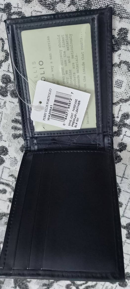 محفظة Perry Ellis أصلية (جلد طبيعي Premium) مستوردة من لندن 🏴󠁧󠁢󠁥󠁮󠁧󠁿
يا الله.. للبيع محفظة رجالية راقية جداً من ماركة Perry Ellis العالمية، بضاعة لندن (UK) وجديدة تماماً بالليبل مالتها (Brand New with Tags).

المواصفات:

الخامة: جلد طبيعي 100% (Premium Leather) ملمس ناعم وشكل فخم جداً.

المنشأ: مستوردة من بريطانيا (لندن) والصناعة هندية (Made in India) حسب مواصفات السوق الأوروبي.

التصميم: موديل Passcase (تحتوي على جيب إضافي شفاف للهوية أو الصور) مع تقسيمات كافية للكارتات والفلوس.

الحالة: جديدة ب ليبلها، تصلح تكون هدية درجة أولى لمناسبة خاصة.

السعر: 80,000 دينار عراقي (وقابل للتفاوض البسيط للطيبين).

المكان: بغداد (اليرموك).
التوصيل: متوفر توصيل لكل مناطق بغداد والمحافظات.

للاستفسار أو الشراء، يرجى المراسلة على الخاص.


**إذا كنت صاحب هذا الإعلان وتريد حذفه لأي سبب، رجاءا أرسل رسالة إلى الدعم الفني**