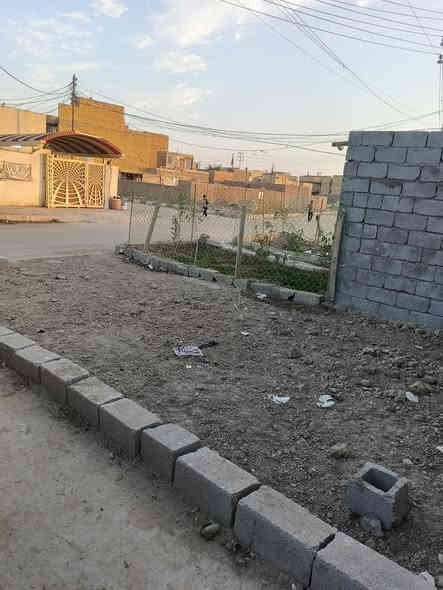 بيت للبيع 200متر جميع الخدمات بل فدرء شارع المدارس بناء حديث غرف 2ديوانيه صاله مطبخ صحيات السعر37 رقمي *********** البيت تجاوز
