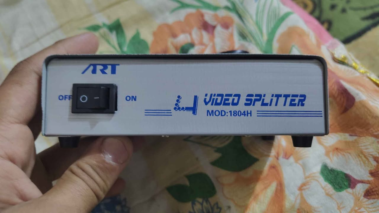 موزع إشارة VGA (VGA Splitter) من العلامة التجارية ART.الوظيفة: يسمح بتوصيل جهاز كمبيوتر واحد (مصدر VGA) بعدة شاشات أو أجهزة عرض (Monitors) في نفس الوقت.المميزات الفنية:يدعم عرض فيديو عالي الدقة (High Resolution).يحتوي على مضخم إشارة داخلي لزيادة مسافة النقل.مصنوع من هيكل معدني للحماية من التداخل الخارجي.الاستخدامات الشائعة: يستخدم بشكل متكرر في أنظمة مراقبة الكاميرات (DVR) لعرض الكاميرات على عدة شاشات، أو في العروض التقديمية.
السعر 10 الف متوفر توصيل البصرة, العراق


**إذا كنت صاحب هذا الإعلان وتريد حذفه لأي سبب، رجاءا أرسل رسالة إلى الدعم الفني**