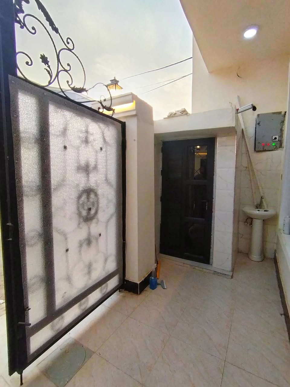 🏡 دار للبيع – جاهز للسكن
📍 الموقع: بعقوبة – تقاطع القدس – دور الزراعة الثانية.
🔹 المساحة: 100 م²
🔹 الواجهة: 5 م
🔹 النزال: 20 م
🔹 طابق واحد
مواصفات الدار:
استقبال وغرفة معيشة . صالة مع مطبخ.
غرفة نوم . منور . دورة مياه داخلية وخارجية.
بيتونة كبيرة سكاي لايت .
التشطيبات والديكورات:
واجهة فوم تركي حديثة . أبواب قاصة ثقيل عالية الجودة . سقوف مغربي مع إنارة بروفايل عصرية . تغليف الجدران ببديل الرخام والحجر الديكور . أرضيات بورسلين درجة أولى.
تنفيذ متقن ومواد ذات جودة عالية.
الدار جاهز للسكن مباشرة.
الخدمات المتوفرة: 
✅ ماء ✅ مجاري ✅ تبليط ✅ كهرباء
✅ إنارة شارع
📄 نوع العقار: طابو زراعي – سند 25.
📞 للاستفسار ومعرفة السعر والتفاصيل أكثر، يرجى الاتصال على الأرقام التالية أو مراسلتنا على الخاص.
✨ فرصة مميزة للراغبين بالسكن في منطقة هادئة ومخدومة بالكامل.
وسام اللهيبي ***********
ياسر فارس حسين ***********
مكتب الجزيرة لبيع وشراء الأراضي والدور السكنية
