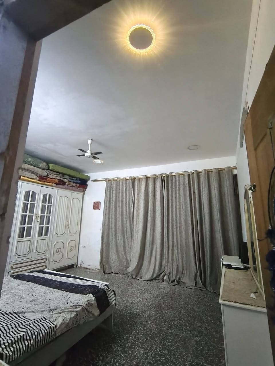 الدار للبيع مساحة 125 حي الرشاد شارع التانكي بناء حديث 
طابق واحد مكون من 
مطبخ استقبال صحيات خارجية وحمام داخلي وهول  وغرفة نوم 
على الشارع عرض 15 متر..السعر 65 وبي مجال بسيط 
 للاستفسار الاتصال ***********
