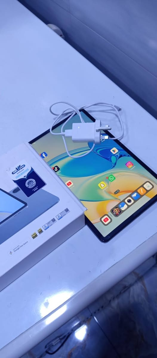 للبيع تاب هونر باد X9 (Honor Pad X9) مستعمل - كامل ملحقاته الأصلية
** تفاصيل الجهاز:**

الشاشة: نظيفة وسليمة 100% وبدون أي مشاكل.

الأداء والبطارية: بحالة ممتازة جداً (استخدام نظيف للبطارية).

الملحقات: الكارتونة الأصلية + الشاحن البلادي (الواير والفيشة الأصلية).

** الملاحظات (للأمانة وبدون غش):**

توجد خدوش بسيطة في الظهر نتيجة الاستخدام.

يوجد ثلم صغير جداً في حافة الألمنيوم (بعيد عن الشاشة تماماً ولا يؤثر على الجهاز).

الكفر مكسور (يعني تحتاج تشتري له كفر جديد).

** السعر:**  155الف (وبي مجال طيب).
** المكان:** [حي الأمامين]
** للتواصل:** [***********]
