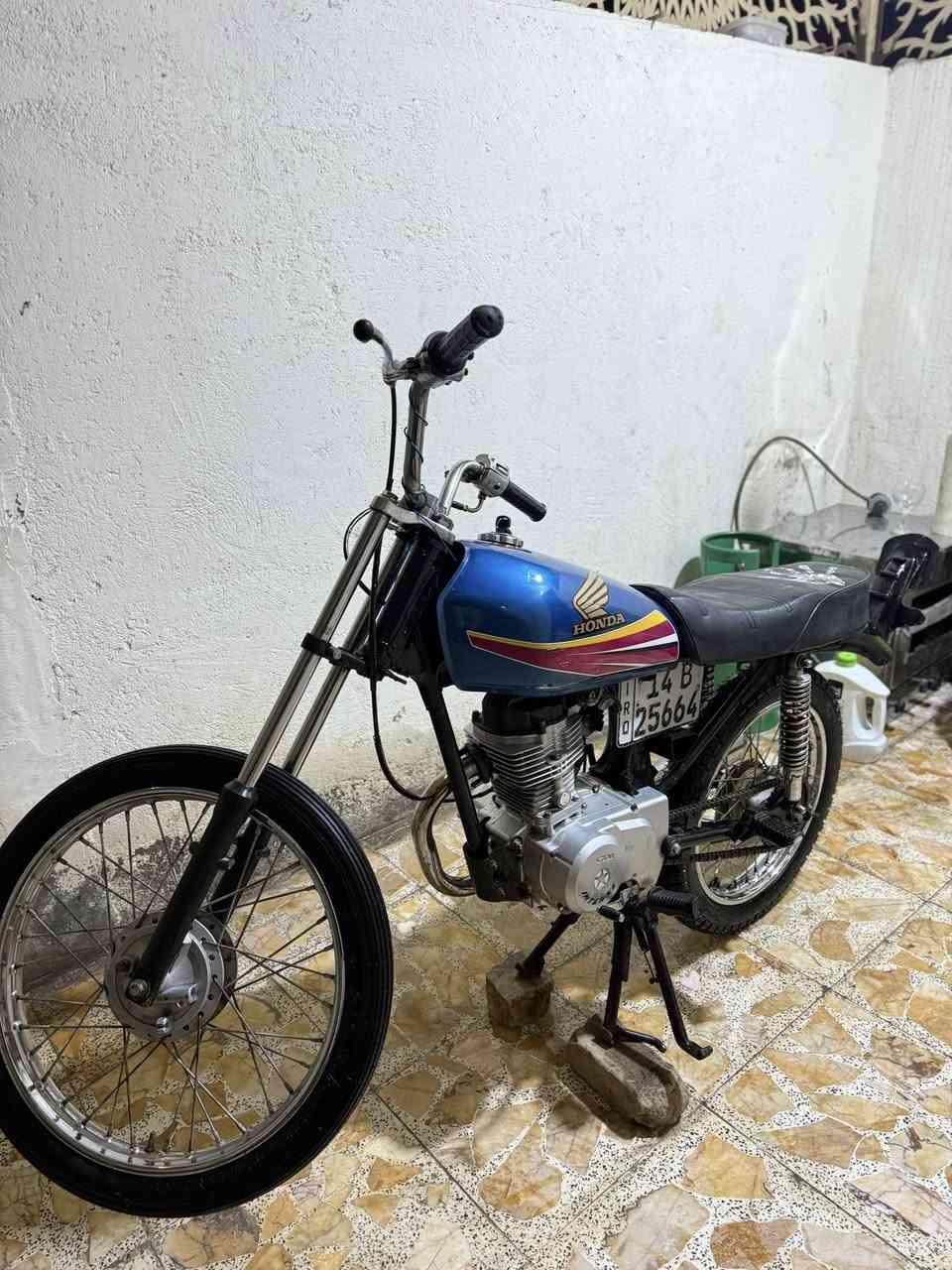 سلام عليكم الدراجه ابيعها ادوات ادرات المكينه انتنس مفتوحه مره وحده ولفات وشغل عدل بيها شلعه تاكل الكاع اكل مديل 21بلاد مامعره المكينه انتنس نجمه الاصليه القديمه البلاد موهذن الجدد مكاني البصره حمدان وحي الكفائات وبخدمة شراي 
***********
