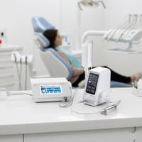 🦷 "دكتور.. عوفك من حچي الإعلانات، تعال شوف الفرق الحقيقي وقت 'الإمبلان...