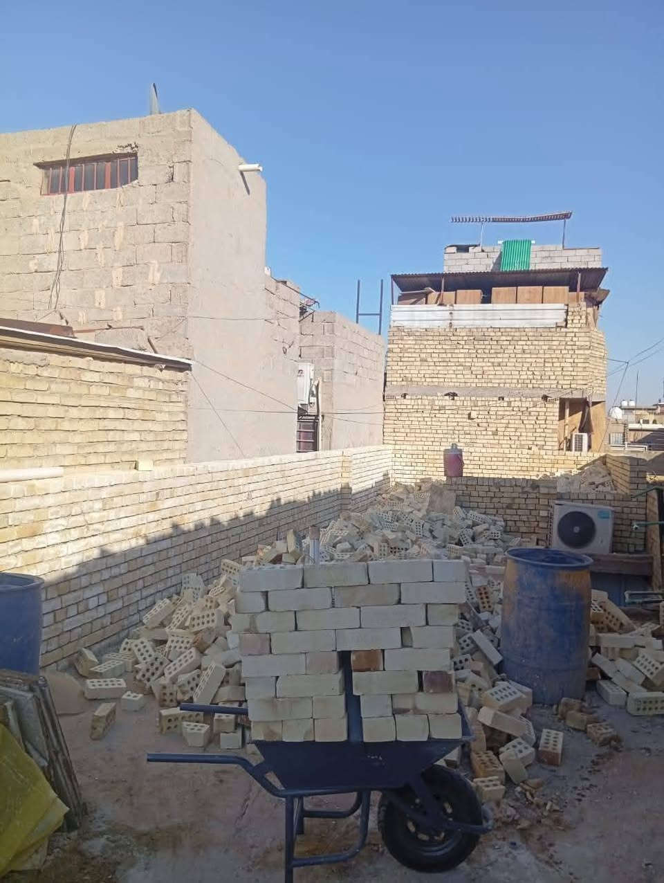 السلام عليكم نشتغل بناء سياجات او مجمعات او ستاير او بيوت سلمني كاع اسامك هيكل كامل نشتغل ايضن تصعيد مواد شغل درجه اوله شغل مرتب ونضيف هاذا رقمي للتواصل وبالخدمه *********** وتساب للتصال هاذا الرقم ***********
