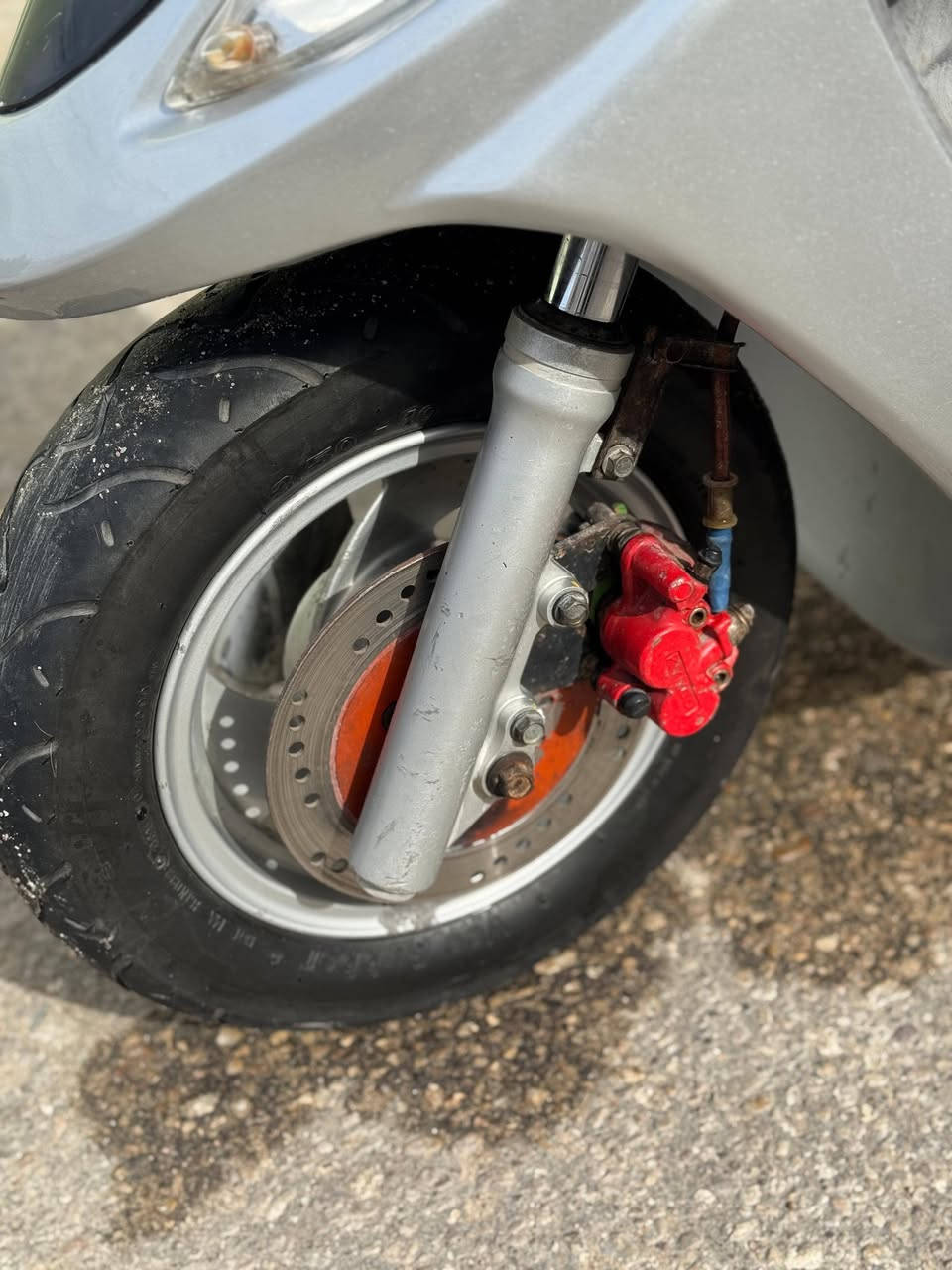 السلام عليكم دراجة كامكو جي فور مال حاوية مكفولة كفالة عامة من طول لطول كلشي بية شغال اي نقص مابية محرك مامفتوح السعر 550 وبية مجال لشراي يتصل مكاني نجف ***********
