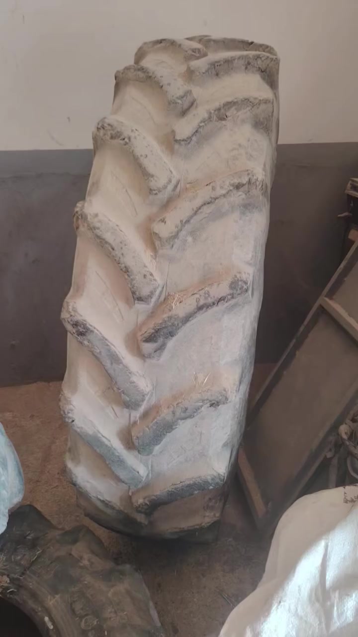 تاير مال هتات حجم 34 واحد وجود امامي نص عمره اليفيده يتصل *********** مكان رمادي ابوطيبان
