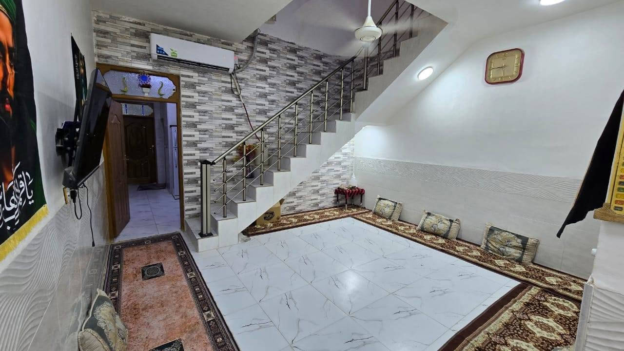 بيت للبيع المساحه ١٠٠ متر   طابق ونص  زراعي مقابل قريه الغدير عمود 253
للاستفسار الاتصال على رقم ***********
