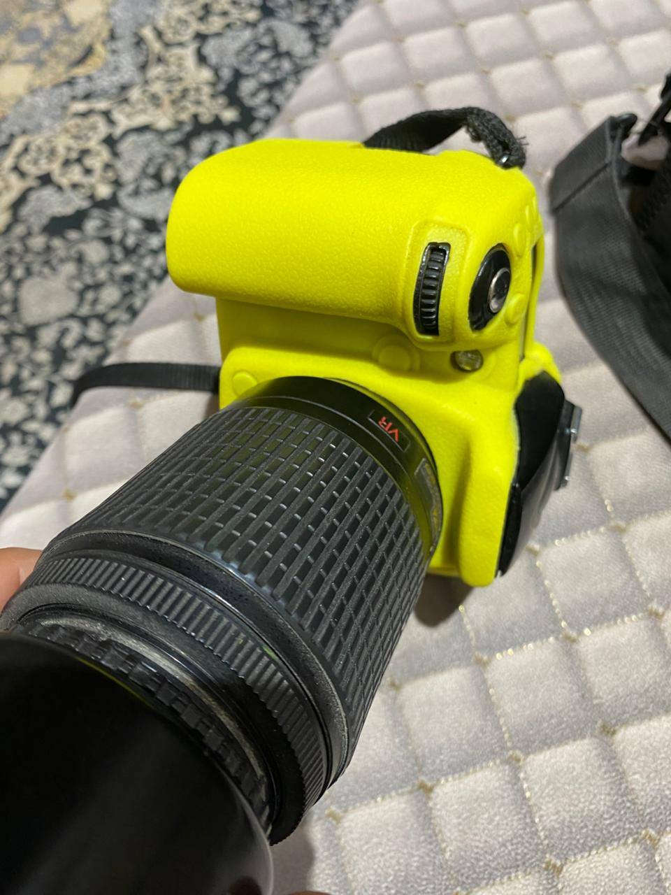 هذه كاميرا نيكون (Nikon) مزودة بغطاء حماية سيليكون أصفر من نوع easyCover للحماية من الصدمات والخدوش.تتميز هذه الأغطية بأنها مصممة خصيصًا لتناسب طرازات محددة من كاميرات نيكون، مثل D5300 أو D7100، وتسمح بالوصول الكامل لجميع المنافذ والأزرار.تظهر في الصورة عدسة نيكون DX، والتي غالبًا ما يتم بيعها كجزء من حزم (Packages) تتضمن حقيبة وبطاريات إضافية🌹🌹🌹🌹


**إذا كنت صاحب هذا الإعلان وتريد حذفه لأي سبب، رجاءا أرسل رسالة إلى الدعم الفني**