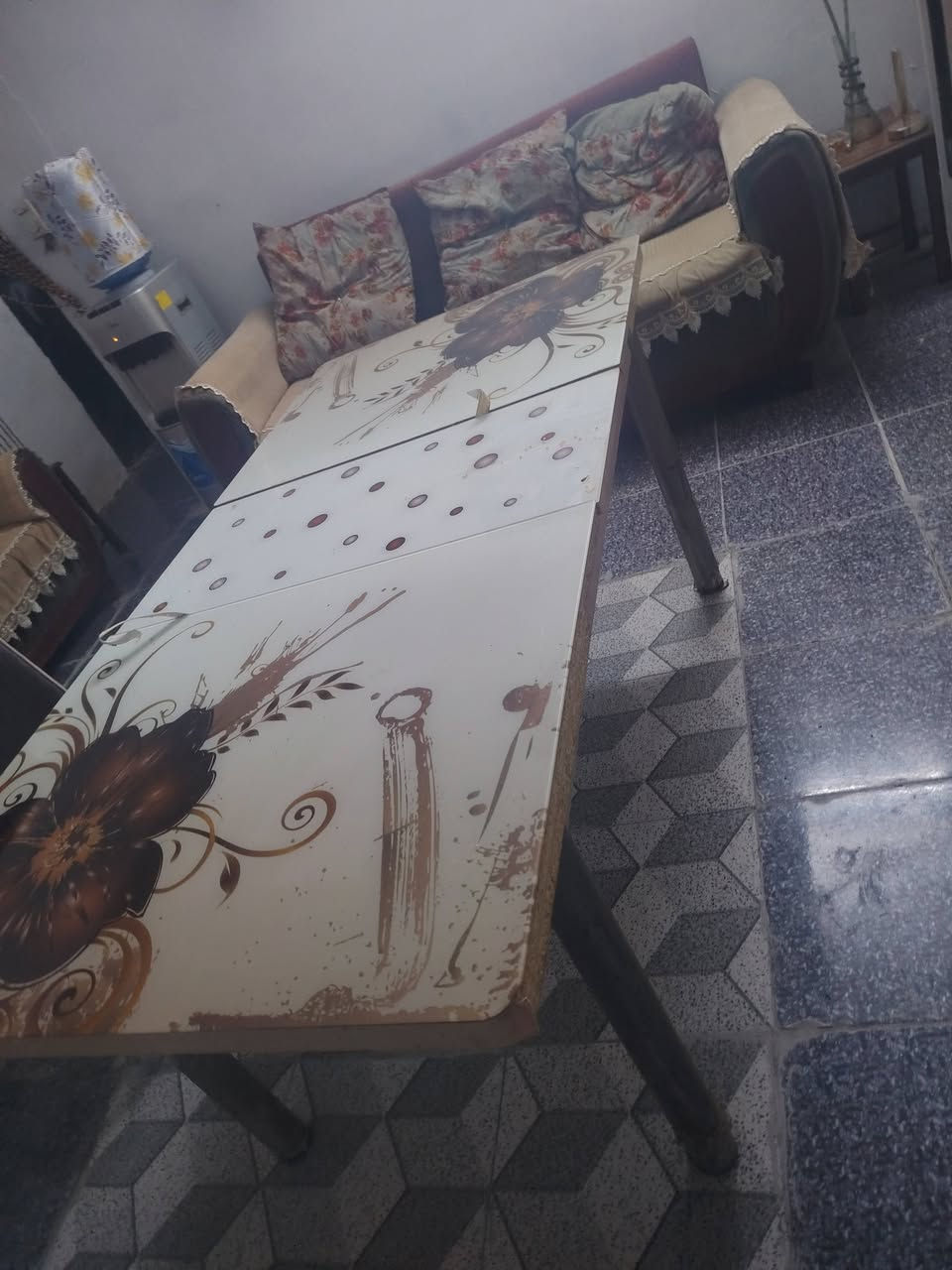 ميز طعام للبيع ١٠٠وبي مجال زجاج أخو جديد نضيف ***********

