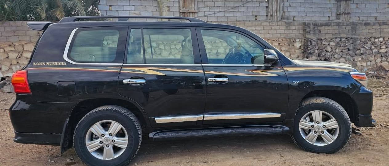 للبيع لاندكروز موديل ٢٠١٠ محرك ٨ سلندر السعر ٣ شدات وبيها مجال للاستفسار هذا الرقم ***********/***********
