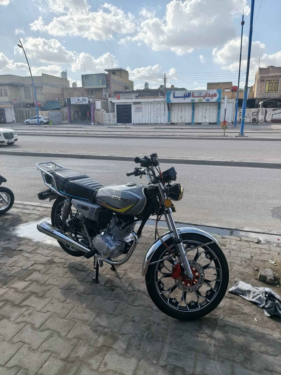 السلام عليكم دراجة سولنك للبيع دراجة نضيفة مامفتوح اوراق كامل مكينة حلوة وبلادية مكانها العمارة مركز المدينة حي القاهرة الثانية الاستفسار على هذا ***********
