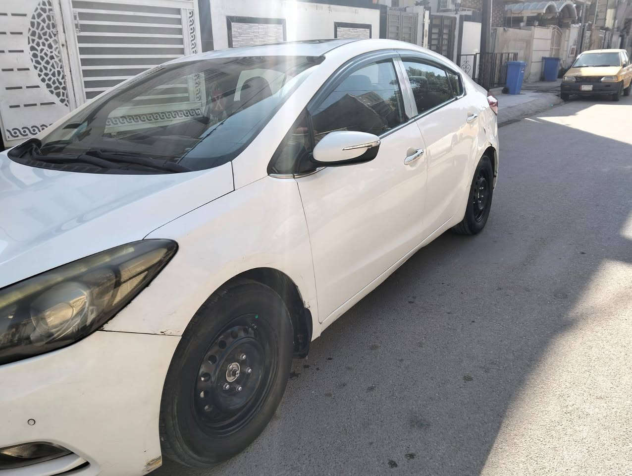 السلام عليكم سيراتو 14 خليجي بسمي رقم اربيل انكليزي فول مواصفات عدا البصمه بيها صبغات ابيع حزام بدون دواخل السعر 100 بيها مجال عنوان بغداد الدولعي ***********
