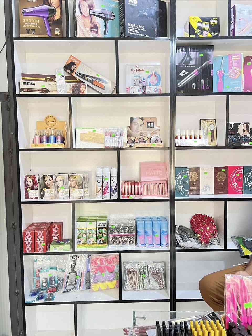 #فرصه تجاريه اغتنمها بسرعه
محل كوزمتك وعطور للبيع (بالكامل أو ديكور فقط) 💄✨

للبيع محل كوزمتك شغال وبكامل بضاعته في (الناصريه-الفداء). المحل مجهز بديكورات راقية وبضاعة منوعة (مكياج، عناية بالبشرة، عطور).

✅ موقع تجاري نشط.
✅ عقود تجهيز مع أفضل الموردين.
✅ جاهز للاستلام والعمل فوراً.

علماً !!!!
 تعطى وكاله و تدريب على فنون البيع و التشخيص لشركه عالميه رصينه ( براند ) تسلم مع للمشتري مجاناً 

للسعر والتفاصيل، يرجى التواصل عبر الخاص أو الاتصال على الرقم فقط ولا نرد على التعاليق: (***********).
