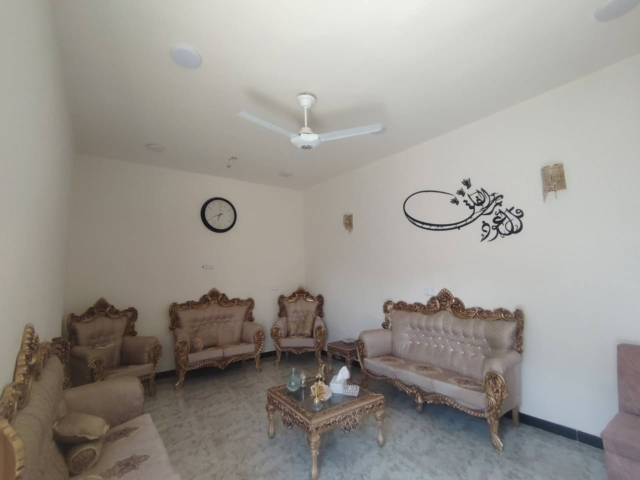 دار للبيع / حي البراء (ام الكرفس) 
الدار للبيع مساحه 100 متر واقع حال 175بيت ركن طابقين بناء حديث الطابق الآۆلْ مطبخ +هول +استقبال+غرفه نوم +منور على طول بيت +صالة +مْنور داخلي صحيات داخليه وخارجيه/الطابق الثاني غرفتين نوم +صحيات +صاله كبيره العنوان  بعقوبة حي البراء ام الكرفس السعر / ١٩٠ وبي مجال بسيط 
رقم الهاتف ***********
