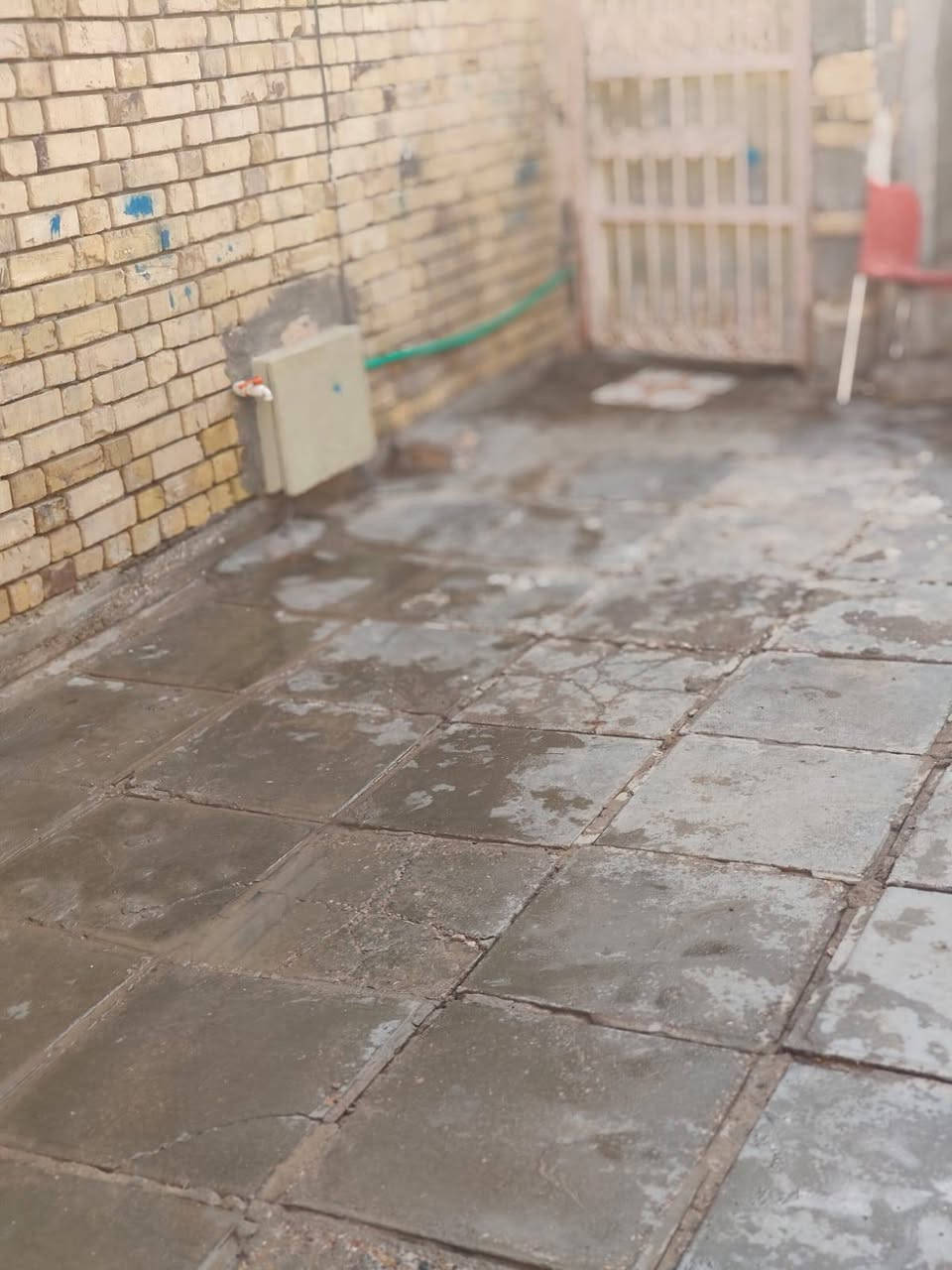 بيت لبيع خلفي قاطين مساحة 100 مكان ناصريه  بحي الفدء بشرع المدارس يم مدرسه صينيه سعر 75وبي مجال متواجد واتساب ***********5
