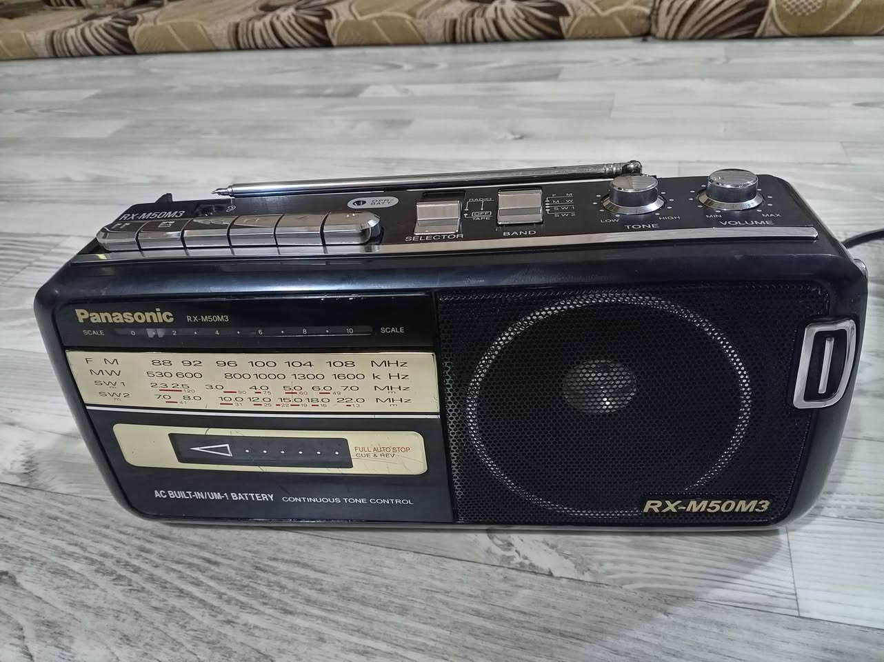 راديو ومسجل نوع بانوسونيك شغال وعلى بلاده بدون أي نقص أو خلل أو تصليح

الراديو أربع موجات
FM.. MW.. SW1..SW2
المسجل شغال مع التقديم والترجيع

السعر 25 مع التوصيل 

الراديو


**إذا كنت صاحب هذا الإعلان وتريد حذفه لأي سبب، رجاءا أرسل رسالة إلى الدعم الفني**