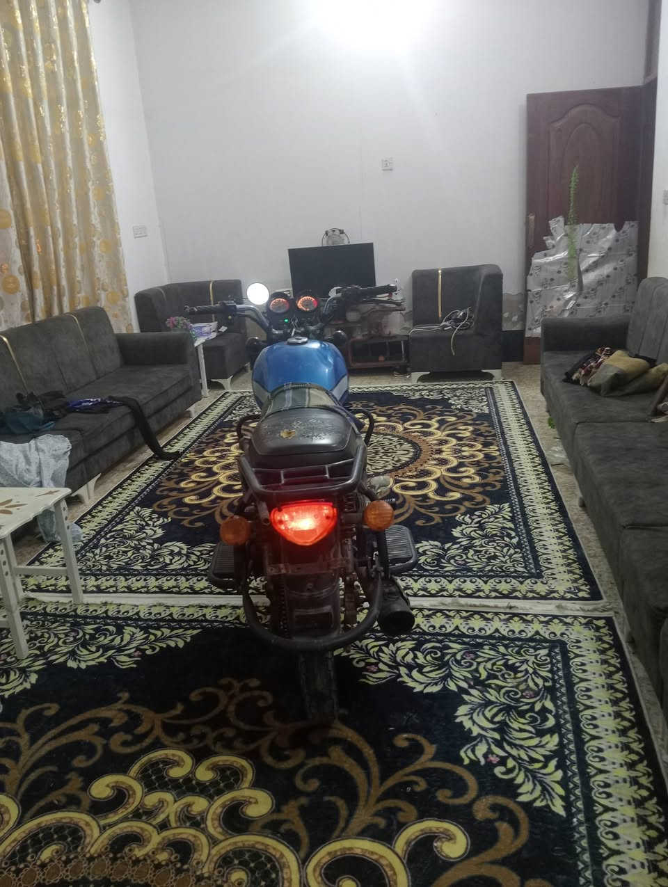 السلام عليكم دراجه للبيع 
المواصفات
محرك200
سويج سجينه
كتابه حمره
تشغيل عن بعد
مامفتوحه
اوراق اصولي
موديل20
السعر 1250
‏‪0777 276 7414‬‏
